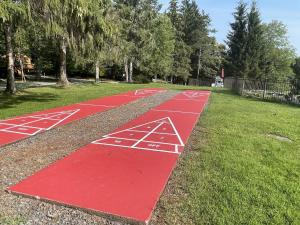 Tenis a/nebo squash v ubytování Indoor Pool, Firepit, Self Check-in, BBQ, FREE Amenities, KING Bed, Full Kitchen nebo okolí