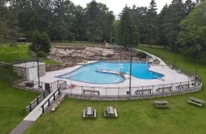 Bazén v ubytování Indoor Pool, Firepit, Self Check-in, BBQ, FREE Amenities, KING Bed, Full Kitchen nebo v jeho okolí