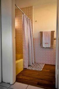 a bathroom with a tub and a shower with a shower curtain at Departamento con Amplia Terraza en Excelente Zona in Ciudad Juárez