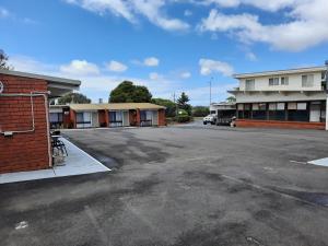 un parcheggio vuoto di fronte a un edificio di Abbotswood Motor Inn a Geelong