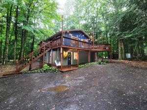 una casa in mezzo alla foresta di Firepit, BBQ, AC, Indoor Pool, KING bed, Self check in, Indoor Fireplace, FREE Amenities a Lake Ariel