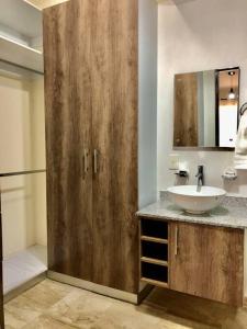La salle de bains est pourvue d'un lavabo et d'une douche avec un miroir. dans l'établissement Lujoso departamento Winner, à Cuernavaca