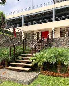 a building with stairs in front of a building at Lujoso departamento Winner in Cuernavaca