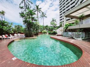 Bazén v ubytování Cairns Ocean View Apartment nebo v jeho okolí