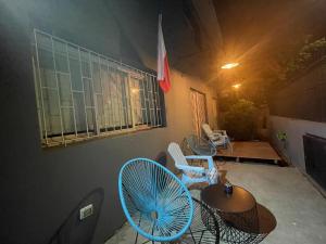 Habitación con sillas, mesa y ventilador en TQCaleta Providencia Barrio Italia, en Santiago