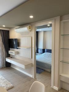 a room with a bedroom with a bed and a mirror at SEVEN SEAS CONDO RESORT in Jomtien Beach