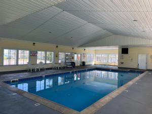 una gran piscina cubierta con un gran techo en Quality Inn Lakefront, en Saint Ignace