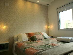 a bedroom with a bed and a window at Apê Novo em Sampa Prox do Tietê Plaza in Sao Paulo