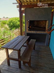 una mesa de picnic y un horno al aire libre en una terraza en UN SUEÑO LOFT, en Punta del Diablo