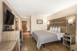 Кровать или кровати в номере Hometown Inn Thomasville