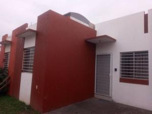Cómoda Casa a 5 minutos del IMSS في Villa de Alvarez: مبنى احمر وبيض مع كراج