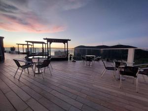 una terraza con sillas y mesas en el techo en Apartamento con vista al mar en Santa Marta, en Santa Marta