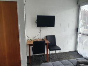 TV a/nebo společenská místnost v ubytování Brooklyne Motel Sanson