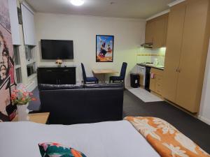 Tempat tidur dalam kamar di Amazing studio apartment front Flinders Station