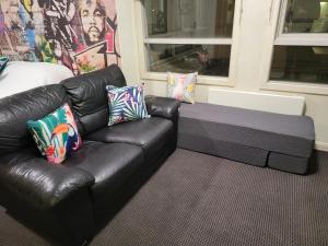 Area tempat duduk di Amazing studio apartment front Flinders Station
