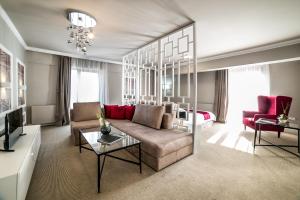 a living room with a couch and a table at Hotel Boavista in Timişoara