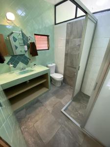 オアハカにあるCasa de las Palmas Guest Houseのバスルーム(シャワー、洗面台、トイレ付)