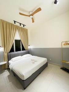 a bedroom with a bed and a ceiling fan at Cameron Highlands*顶级公寓The Quintet Tanah Rata in Tanah Rata