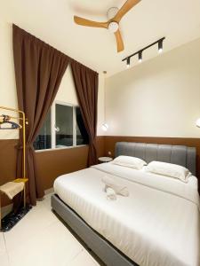 a bedroom with two beds and a ceiling fan at Cameron Highlands*顶级公寓The Quintet Tanah Rata in Tanah Rata