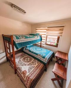 Un dormitorio con dos literas y una ventana. en Casa Alicura Pucon, en Pucón 30 fotos más