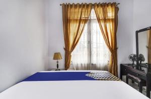 a bedroom with a bed and a window at Villa Gazebo Galaxy in Tjiandjur