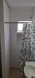 y baño con cortina de ducha y lavamanos. en Recoleta Mediterráneo en Buenos Aires