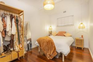 um quarto com uma cama e um closet em Cottesloe Coastal Boho Retreat em Perth