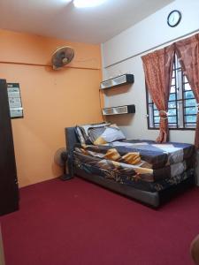 een slaapkamer met een bed met brood erop bij Dhuha Homestay @ Seri Alam Masai , Johor in Masai
