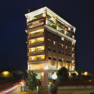 加德滿都的住宿－ACE大使酒店，一座高大的建筑,上面有酒店大使的标志