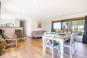 Un lugar para sentarse en Time and Tide Pet Friendly 1 Min Walk to Beach