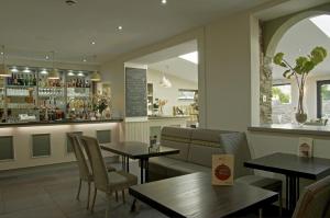een restaurant met tafels en stoelen en een bar bij Wolfscastle Country Hotel in Haverfordwest