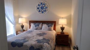 1 dormitorio con 1 cama con 2 lámparas a ambos lados en Renovated 5 Bed/3 Bath Villa, en Davenport