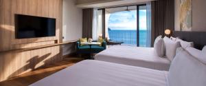 PARKROYAL Langkawi Resort客房内的一张或多张床位