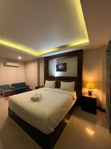 a bedroom with a large bed and a tv on the ceiling at The leaf&pool kohlarn เดอะลีฟ&พลู ที่พักเกาะล้าน in Pattaya Central