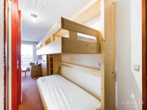 een stapelbed in een kamer met een stapelbed in een huis bij Appartement 2P à 80m des Pistes et Commerces, Balcon, Casier à Skis. - FR-1-398-569 in La Rosière