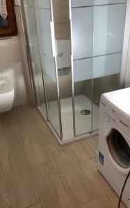 ein Badezimmer mit einer Waschmaschine und einer Waschmaschine in der Unterkunft Almida in Castello di Fiemme