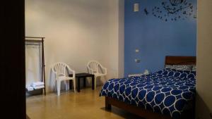 1 dormitorio con 1 cama, 2 sillas y mesa en Happy Places, en Yuanlin