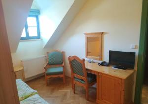 Una televisión o centro de entretenimiento en Hotel Svatý Tomáš