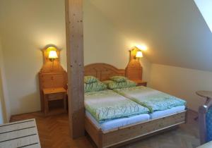 Una cama o camas en una habitación de Hotel Svatý Tomáš