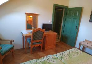 Una televisión o centro de entretenimiento en Hotel Svatý Tomáš