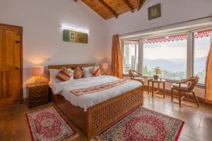 um quarto com uma cama grande e uma janela grande em StayVista at Daffodil Cottages with Indoor Games em Rāmgarh