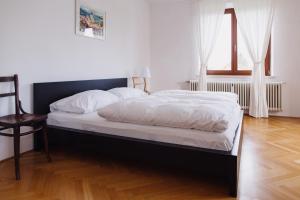 Łóżko lub łóżka w pokoju w obiekcie Zimmer & Appartements in der Gamlitzerstrasse