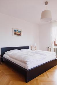 Łóżko lub łóżka w pokoju w obiekcie Zimmer & Appartements in der Gamlitzerstrasse