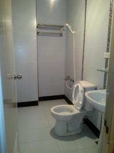 員林的住宿－快樂宿，一间带卫生间和水槽的浴室