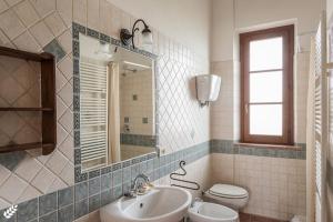 A bathroom at Sun Hill Apartments