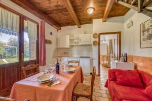 A kitchen or kitchenette at Sun Hill Apartments