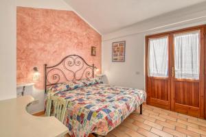 A bed or beds in a room at Sun Hill Apartments