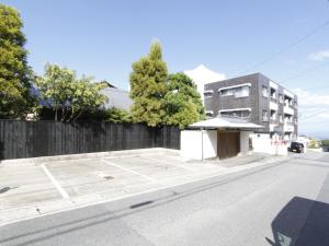 an empty street in front of a building at Kappo Ryokan Yumesaki in Beppu