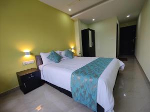 ein Schlafzimmer mit einem großen Bett in einem Zimmer in der Unterkunft Munnar BnB in Munnar