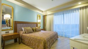Postel nebo postele na pokoji v ubytování J'adore Deluxe Hotel & Spa Ultra All Inclusive